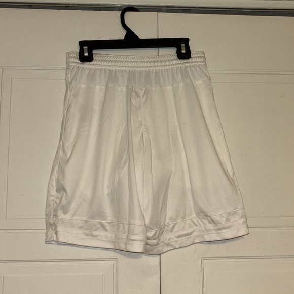 Boys Nike Dri-fit gym shorts. Size Large - Picture 2 of 5